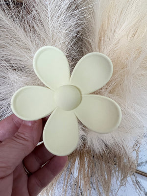 OVERSIZE MATTE FLOWER HAIR CLIPS