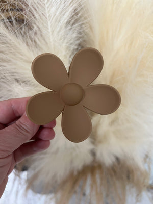 OVERSIZE MATTE FLOWER HAIR CLIPS