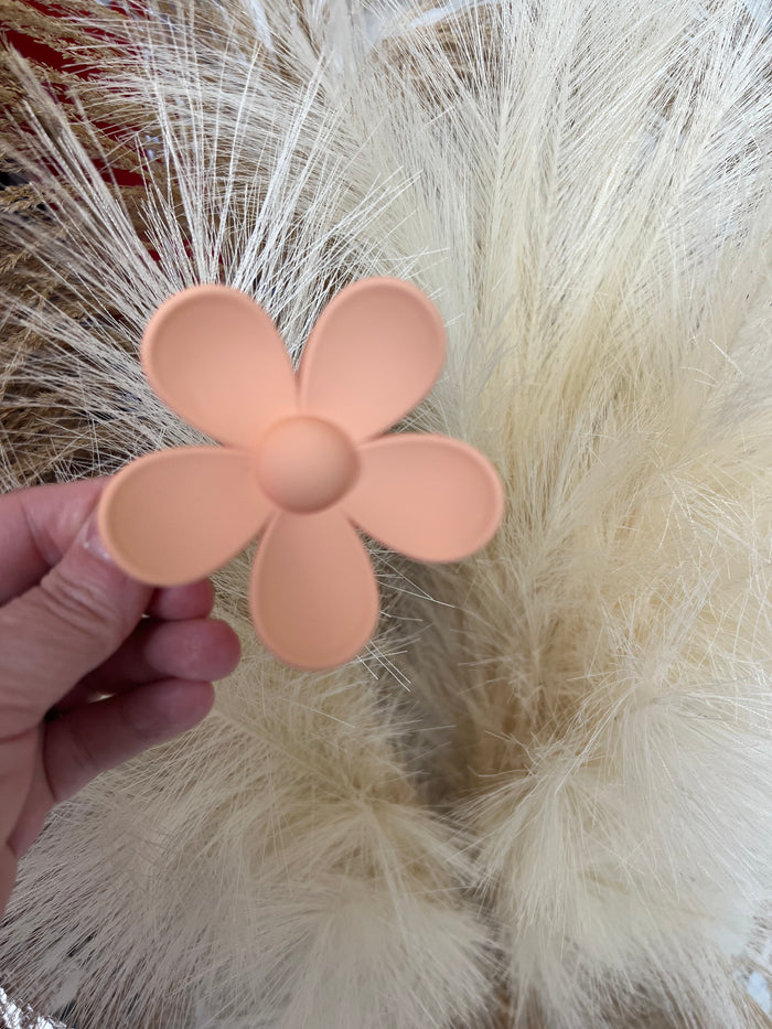 OVERSIZE MATTE FLOWER HAIR CLIPS